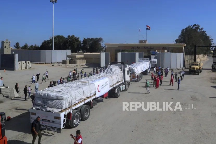 Truk Bulan Sabit Merah Mesir yang membawa bantuan kemanusiaan untuk Jalur Gaza melintasi gerbang perbatasan Rafah, di Rafah, Mesir