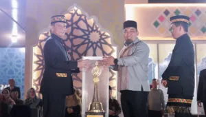 Pj Bupati Aceh Besar Serahkan Piala Bergilir MTQ ke Penjabat Gubernur