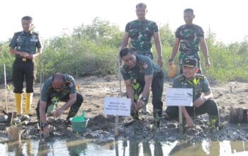 Tim Inspektorat Jenderal Angkatan Darat (Itjenad) yang dipimpin oleh Brigjen TNI Triyono, S.Sos., melaksanakan peninjauan pembibitan mangrove yang dikelola oleh Kodim 0101/Kota Banda Aceh di Desa Lampulo, Kecamatan Kuta Alam, Kota Banda Aceh, pada Rabu (16/10/2024).