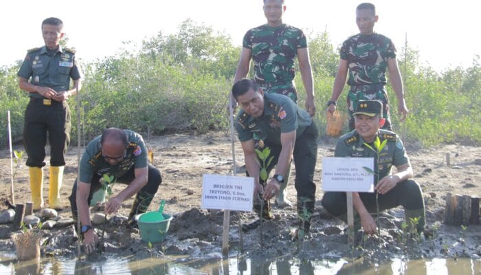 Wujud Nyata Lestarikan Lingkungan, Ketua Tim Itjenad dan Kasdim 0101/KBA Tanam Mangrove di Pesisir Banda Aceh