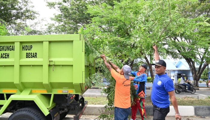 Pj Bupati Aceh Besar Pimpin Aksi Satu Jam Pungut Sampah di Blang Bintang