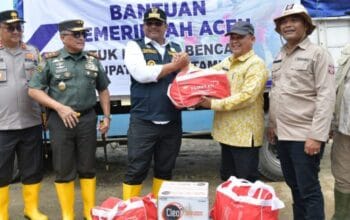 Pj Gubernur Safrizal Serahkan Satu Truk Bantuan untuk Pengungsi Banjir Aceh Tamiang