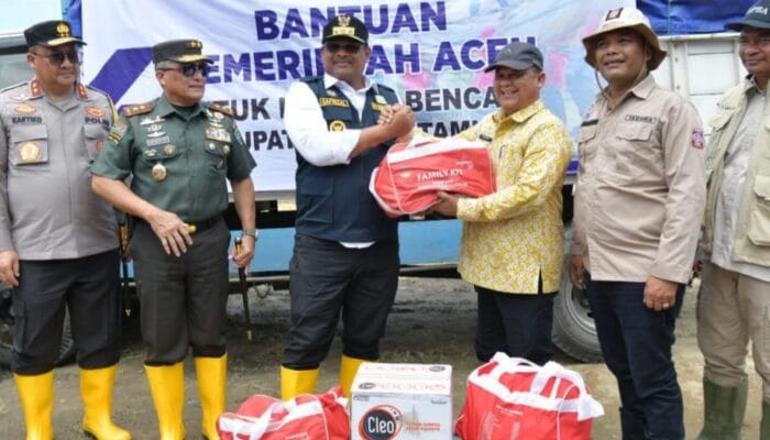 Pj Gubernur Safrizal Serahkan Satu Truk Bantuan untuk Pengungsi Banjir Aceh Tamiang