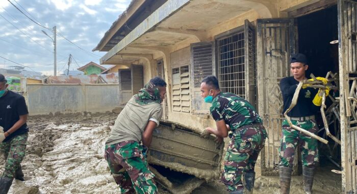 Prajurit Yonif 115/Macan Leuser Bersihkan lumpur banjir di lingkungan Kantor MPD Aceh Tamiang