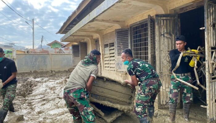 Prajurit Yonif 115/Macan Leuser Bersihkan lumpur banjir di lingkungan Kantor MPD Aceh Tamiang