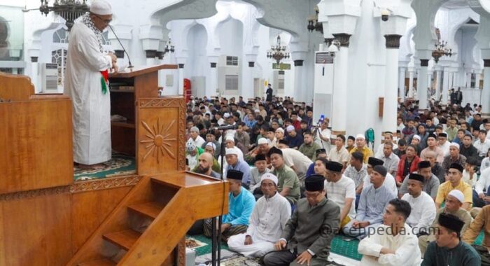 Di Guyur Hujan Ini Suasana Tarawih Malam Pertama di Banda Aceh