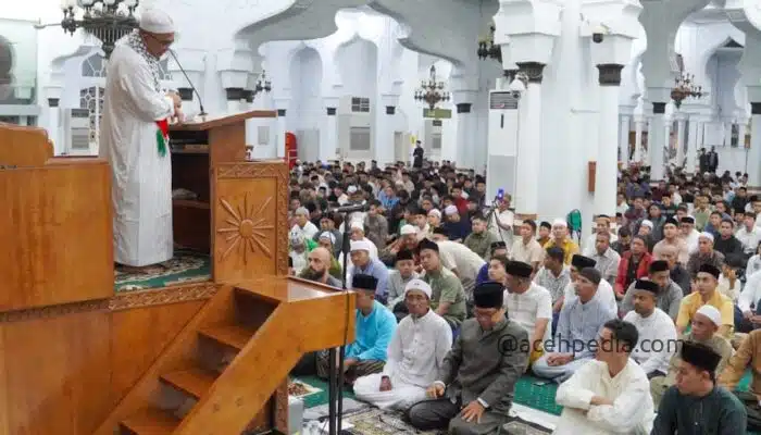 Di Guyur Hujan Ini Suasana Tarawih Malam Pertama di Banda Aceh