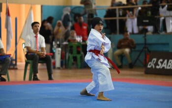 Karateka muda wanita tampil di hadapan dewan juri pada kelas kata perorangan