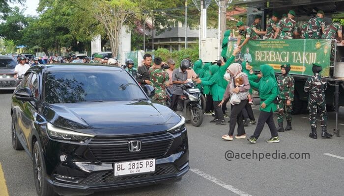 Bekangdam IM Bagi Ratusan Paket Takjil