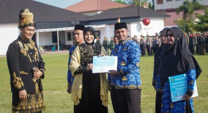 HUT ke-821 Banda Aceh: 8 ASN Terbaik Terima Penghargaan, Wali Kota Janjikan Umroh