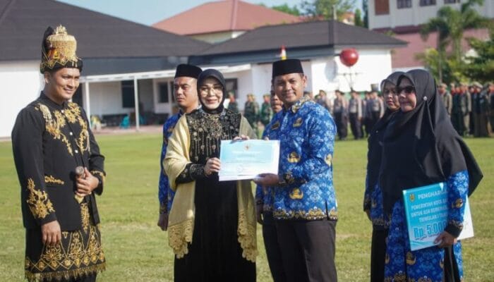 HUT ke-821 Banda Aceh: 8 ASN Terbaik Terima Penghargaan, Wali Kota Janjikan Umroh