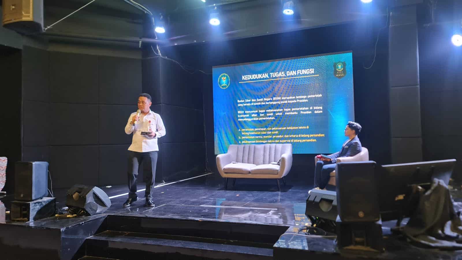 BSSN dorong masyarakat jadi garda keamanan digital di tengah ancaman siber yang kian kompleks. Disinformasi hingga manipulasi informasi jadi tantangan serius di era digital.