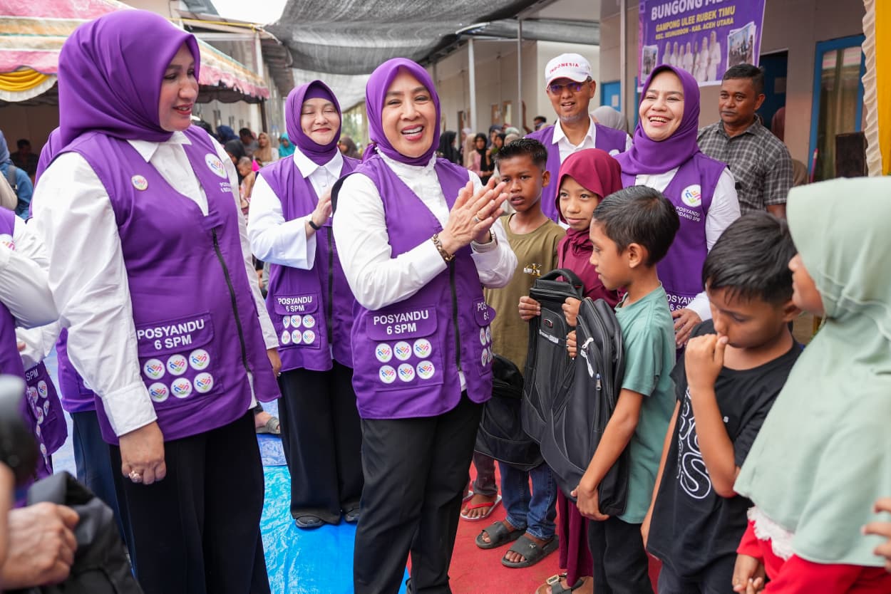 Ketua Umum Tim Pembina Posyandu, Ny. Tri Tito Karnavian, menyalurkan bantuan