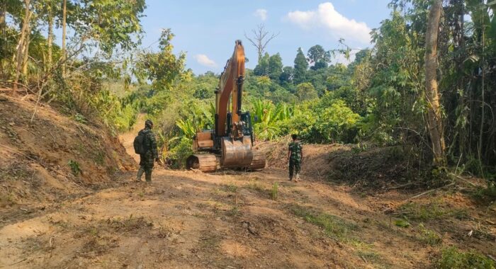TMMD ke-128 Kodim 0117/Aceh Tamiang Trobos Hutan, Pembangunan Jalan 12 Km di Suka Makmur Dikebut