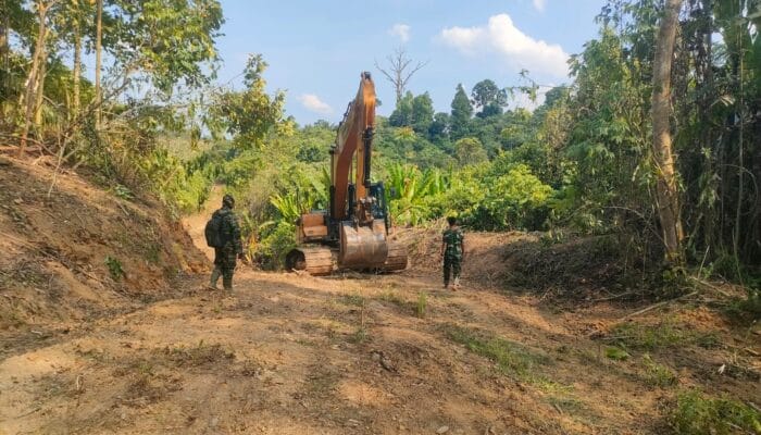 TMMD ke-128 Kodim 0117/Aceh Tamiang Trobos Hutan, Pembangunan Jalan 12 Km di Suka Makmur Dikebut