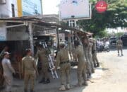 Petugas Satpol PP dan WH Aceh Besar membongkar kanopi