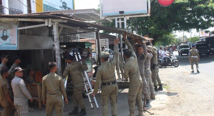 Satpol PP dan WH Aceh Besar Minta Pedagang Tak Lagi Memanjangkan Kanopi, Penertiban Dilanjutkan di Baitussalam