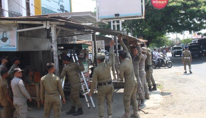 Satpol PP dan WH Aceh Besar Minta Pedagang Tak Lagi Memanjangkan Kanopi, Penertiban Dilanjutkan di Baitussalam