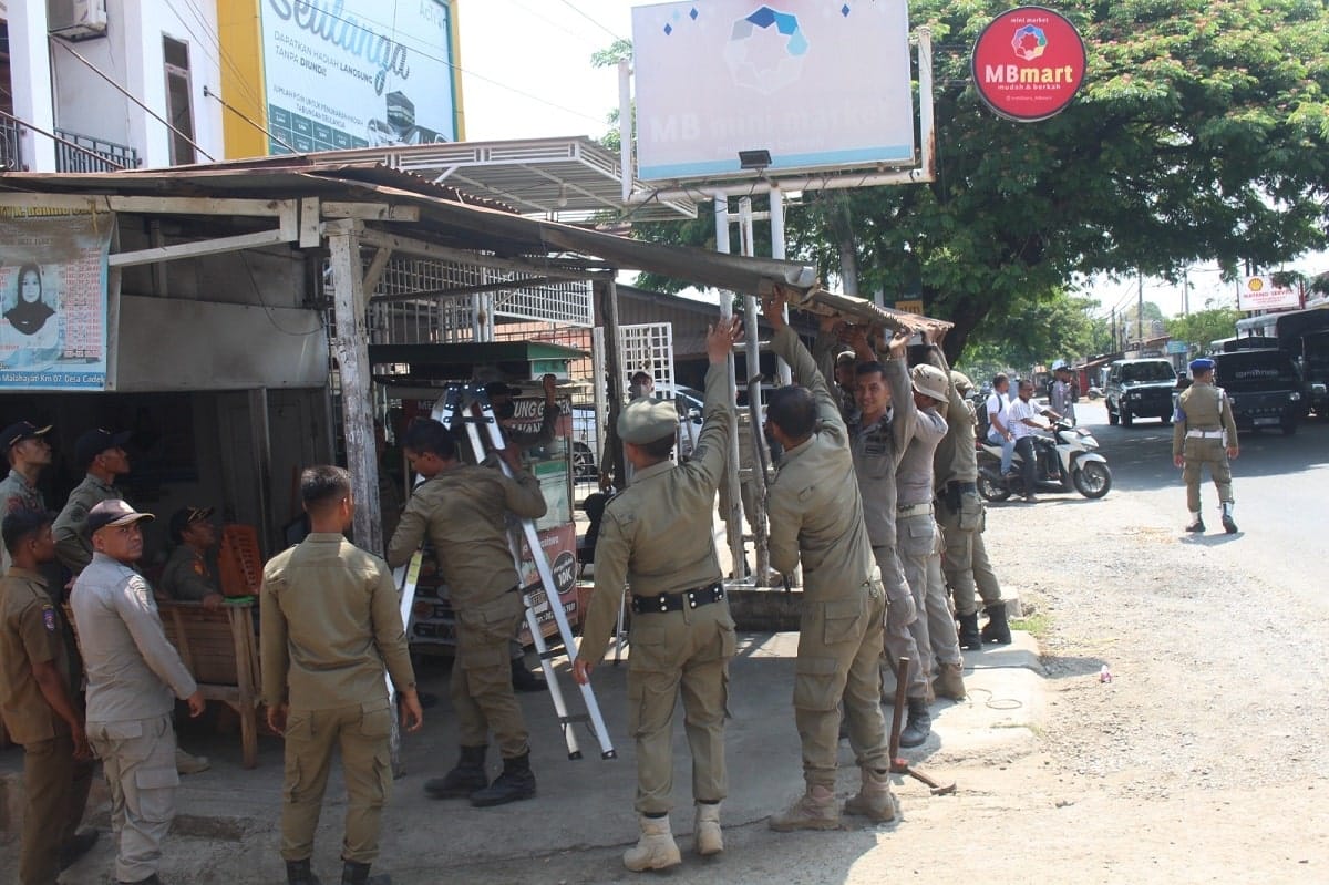 Petugas Satpol PP dan WH Aceh Besar membongkar kanopi