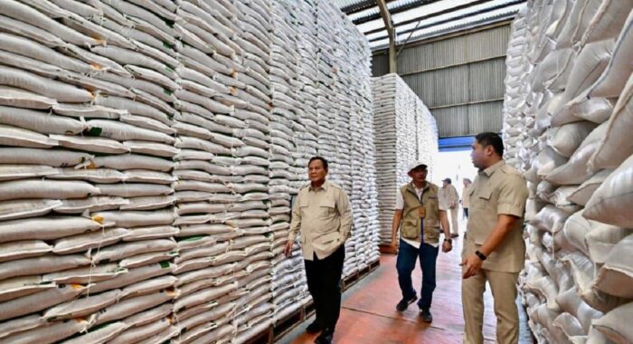 Presiden Prabowo Subianto Sidak Gudang Perum Bulog, Pastikan Stok Beras Aman dan Distribusi Tepat
