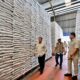 Presiden Prabowo sidak gudang Bulog di Magelang untuk memastikan stok beras aman, kualitas terjaga, dan distribusi tepat sasaran.