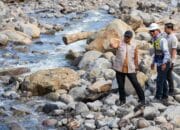 Tinjau Jembatan Wih Porak Bener Meriah, Safrizal Pastikan Progres Lancar