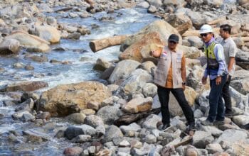 Tinjau Jembatan Wih Porak Bener Meriah, Safrizal Pastikan Progres Lancar