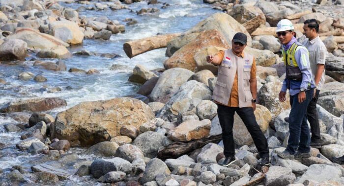 Tinjau Jembatan Wih Porak Bener Meriah, Safrizal Pastikan Progres Lancar