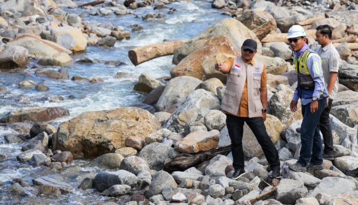 Tinjau Jembatan Wih Porak Bener Meriah, Safrizal Pastikan Progres Lancar