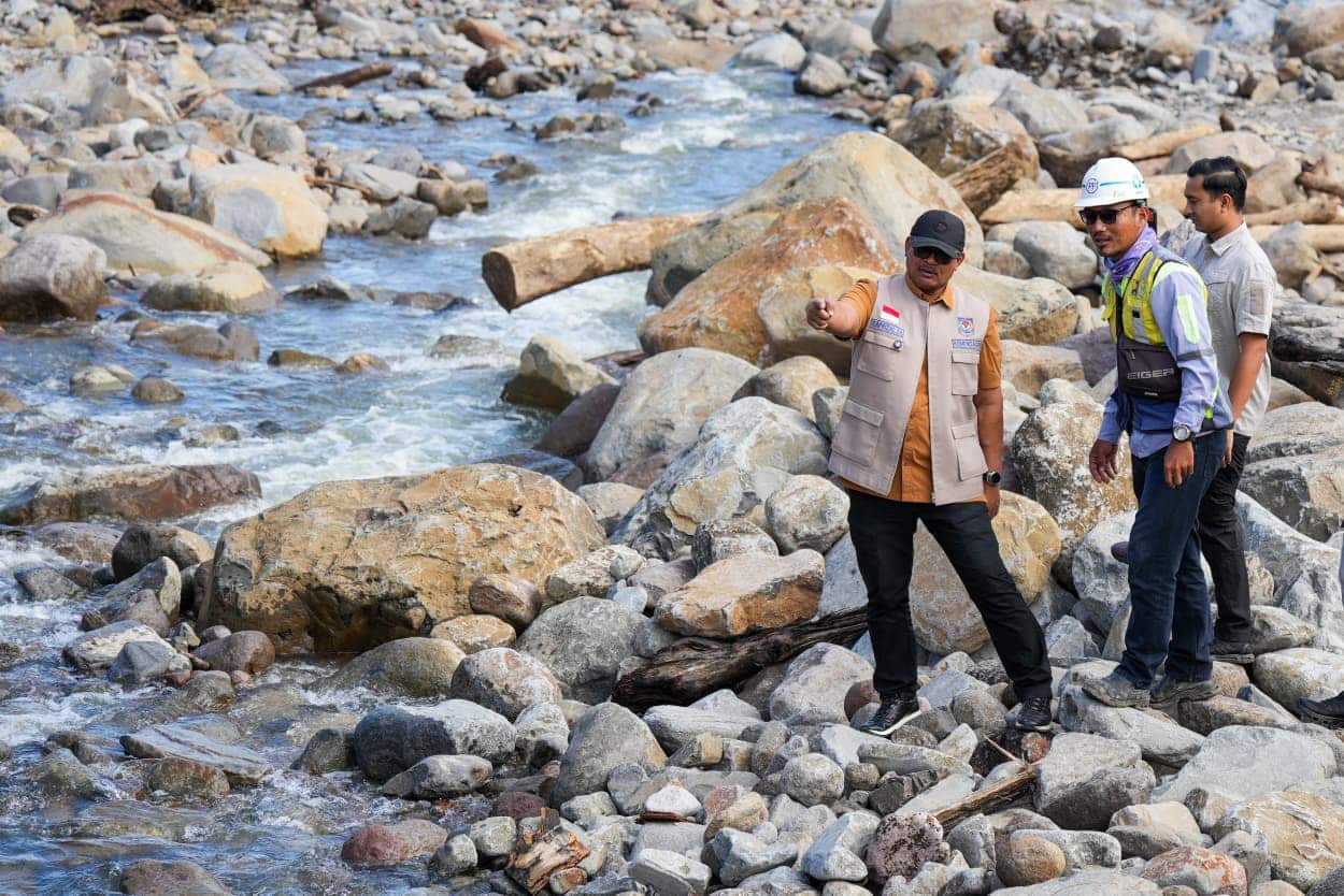 Safrizal ZA tinjau pembangunan jembatan rangka baja Wih Porak di Bener Meriah