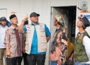 Kunjungi Huntara Jamur Ujung, Safrizal Temui Warga di Tengah Hujan