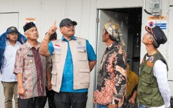 Kunjungi Huntara Jamur Ujung, Safrizal Temui Warga di Tengah Hujan