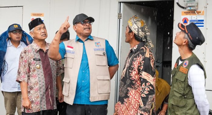 Kunjungi Huntara Jamur Ujung, Safrizal Temui Warga di Tengah Hujan