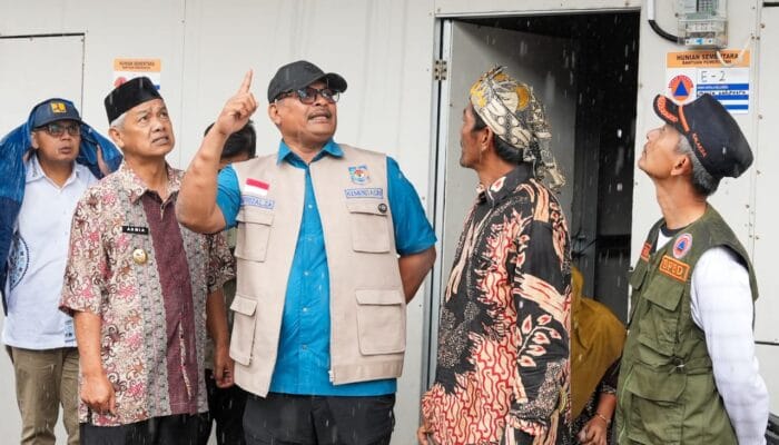 Kunjungi Huntara Jamur Ujung, Safrizal Temui Warga di Tengah Hujan