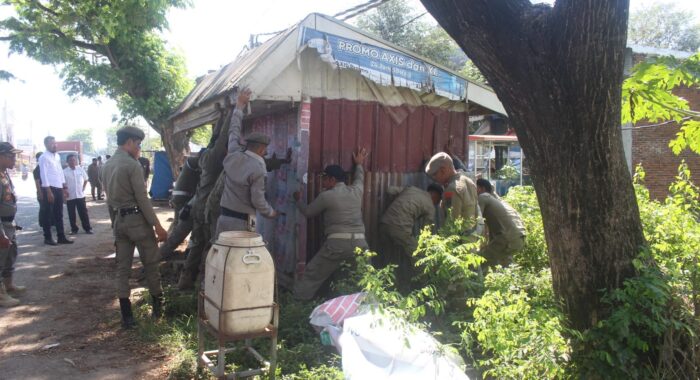 Satpol PP Aceh Besar Tertibkan Bangunan Liar di Baitussalam