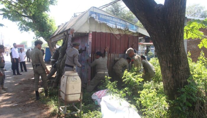 Satpol PP Aceh Besar Tertibkan Bangunan Liar di Baitussalam