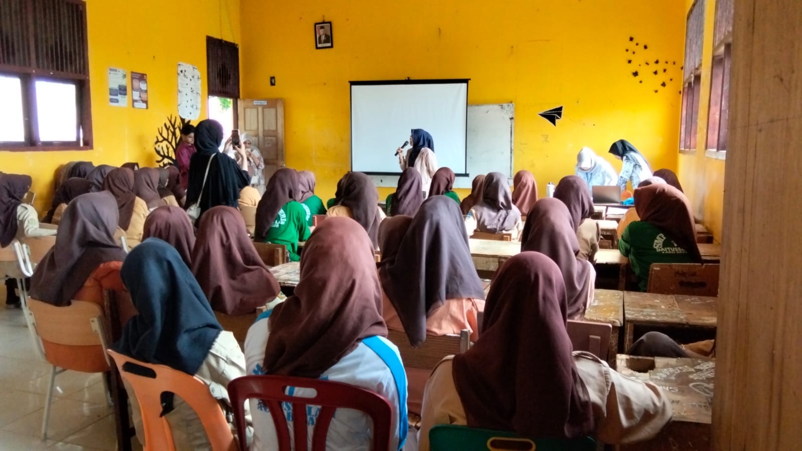Siswa SMP Negeri 1 Baitussalam mengikuti kegiatan edukasi