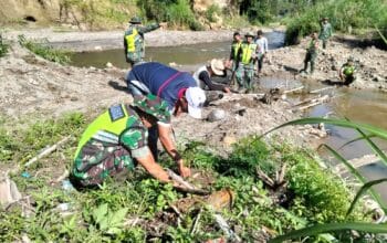TNI dari Kodim 0119/Bener Meriah lakukan penghijauan bantaran sungai di Jamur Uluh untuk cegah erosi dan longsor.