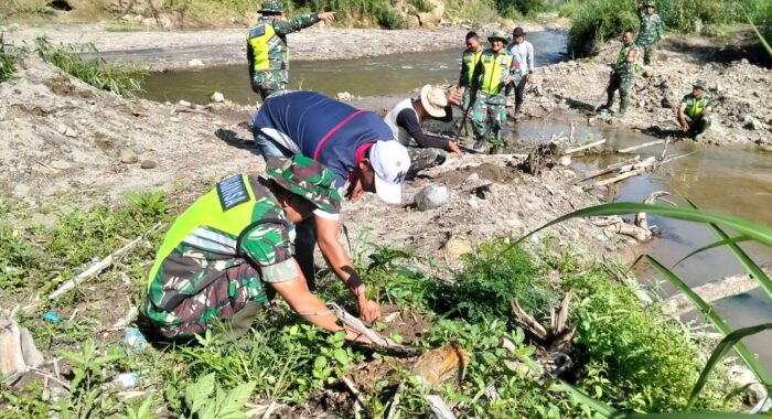 TNI Hijaukan Bantaran Sungai Jamur Uluh, Cegah Erosi dan Longsor di Bener Meriah