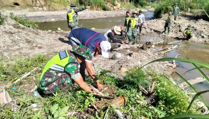 TNI Hijaukan Bantaran Sungai Jamur Uluh, Cegah Erosi dan Longsor di Bener Meriah