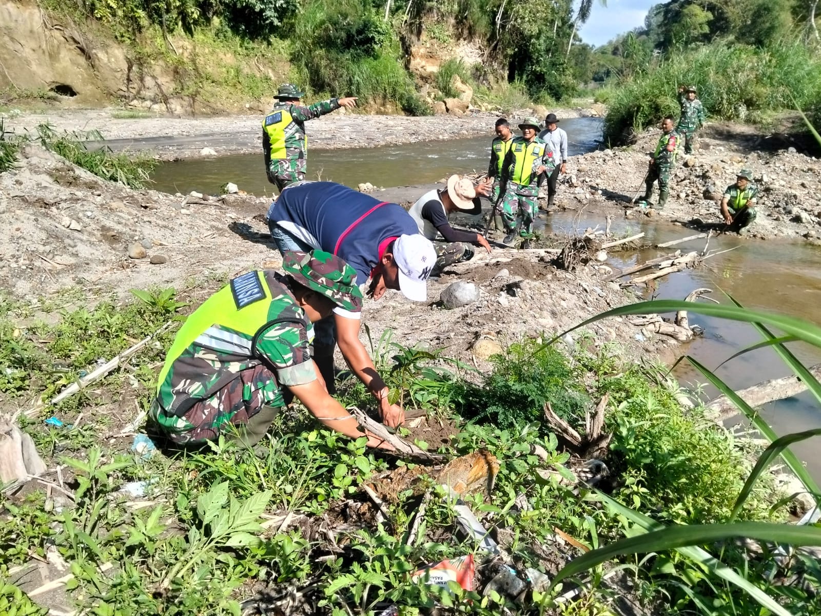 TNI dari Kodim 0119/Bener Meriah lakukan penghijauan bantaran sungai di Jamur Uluh untuk cegah erosi dan longsor.