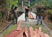 TNI dan Warga Kompak Perbaiki Jembatan Lamsujen, Akses Vital di Aceh Besar Dikebut