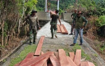 TNI dan Warga Kompak Perbaiki Jembatan Lamsujen