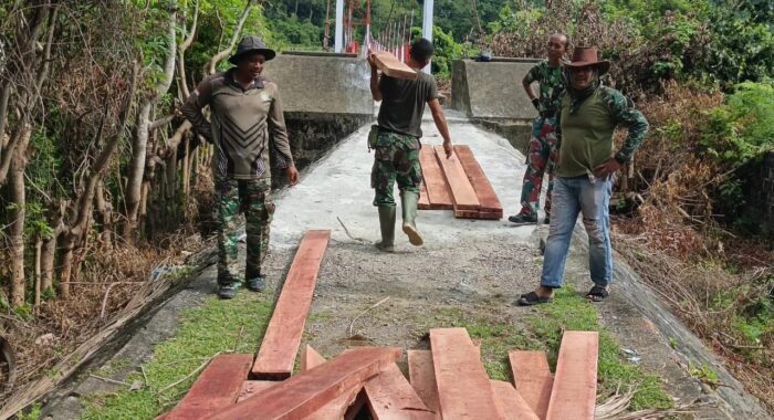 TNI dan Warga Kompak Perbaiki Jembatan Lamsujen, Akses Vital di Aceh Besar Dikebut