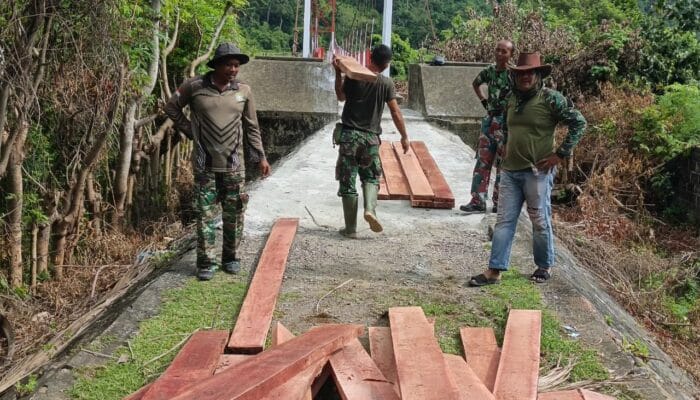TNI dan Warga Kompak Perbaiki Jembatan Lamsujen, Akses Vital di Aceh Besar Dikebut