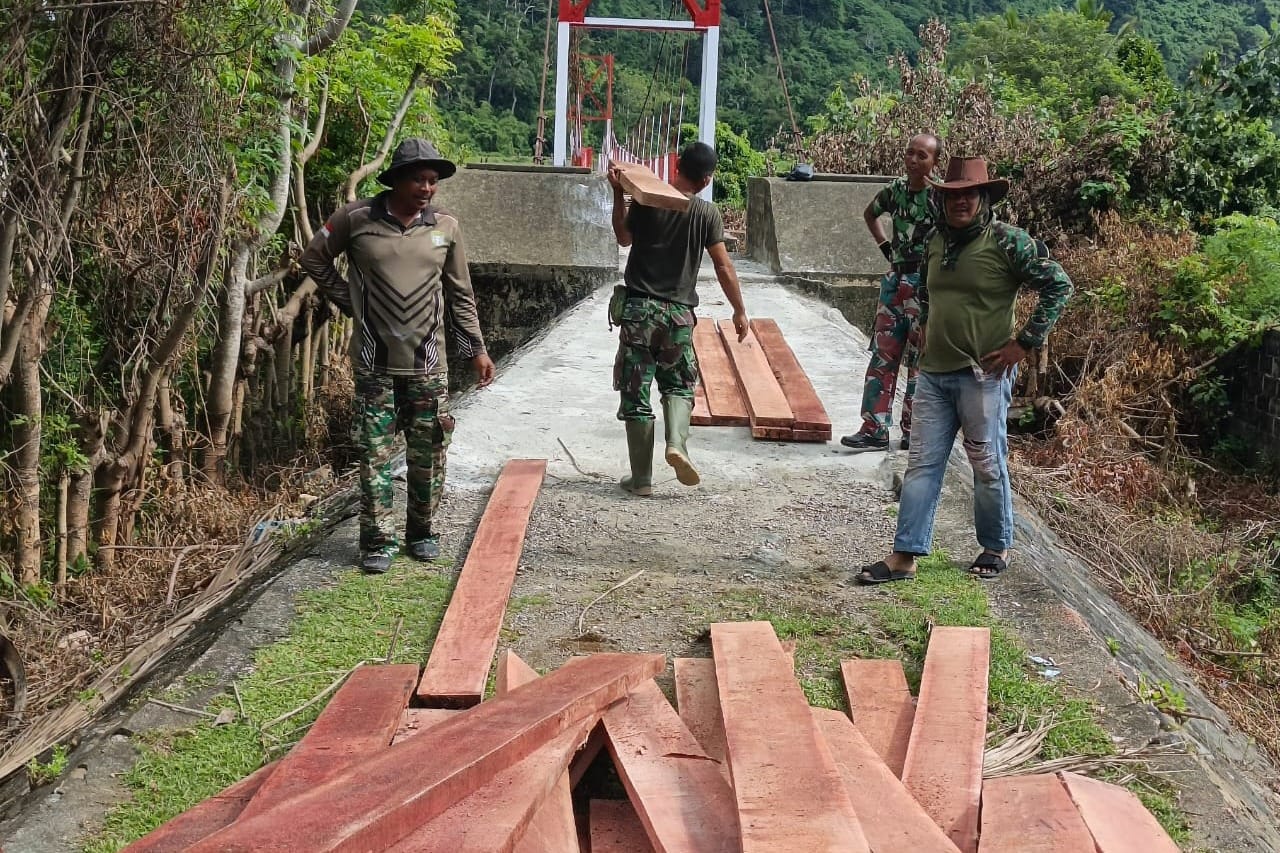 TNI dan Warga Kompak Perbaiki Jembatan Lamsujen