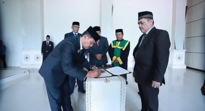 Wabup Syukri Lantik Tiga Administrator Aceh Besar, Dorong Penyegaran Birokrasi