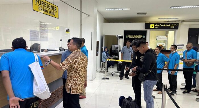 37 WNI Dipulangkan dari Malaysia, Kepala Imigrasi Banda Aceh Turun Langsung di Bandara SIM
