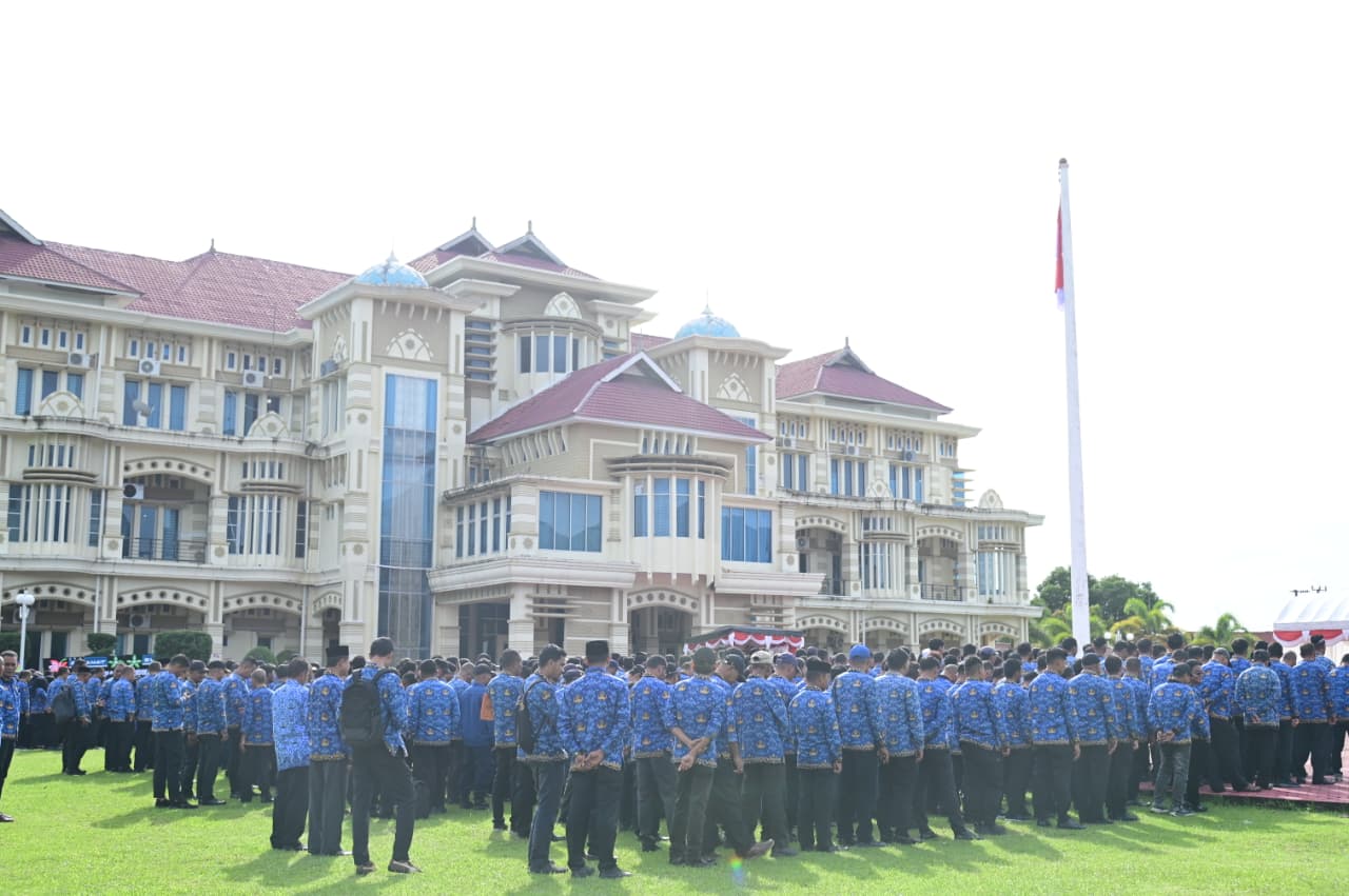 Upacara Hardiknas 2026 di Kota Jantho diikuti ratusan pelajar. Momentum ini memperkuat komitmen bersama dalam mewujudkan pendidikan bermutu di Aceh Besar.