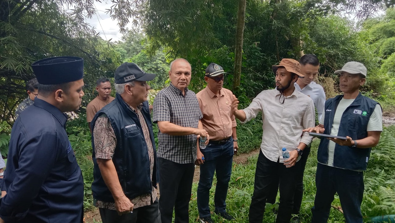 Anggota Banleg DPRK Aceh Besar bersama jajaran PDAM Tirta Mountala